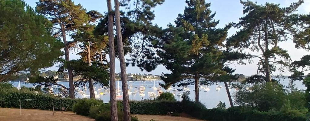 - une vue sur un lac avec des bateaux dans l'eau dans l'établissement Villa 10p, exposition sud, la plage de sable au bout du jardin, à Saint-Briac-sur-Mer