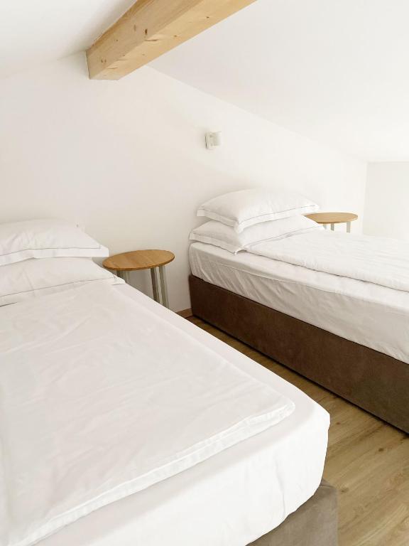 Postel nebo postele na pokoji v ubytování Lagom Home Vipavski Križ