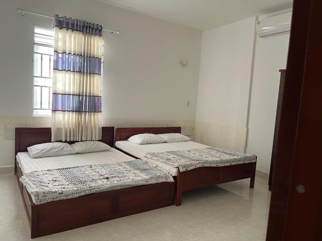 Postel nebo postele na pokoji v ubytování Nhà Nghỉ Mỹ Linh 5