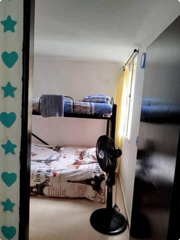 eine Spiegelung eines Schlafzimmers mit einem Etagenbett in der Unterkunft Apartamento Dormitorio 2 in Santa Marta