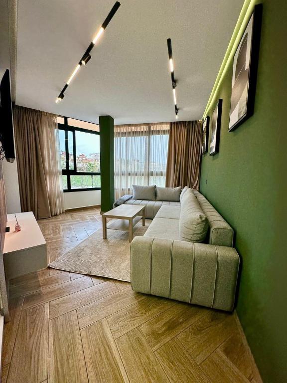 a living room with a couch and a green wall at Centrico 16 Confort & Luxe au Centre in Tangier