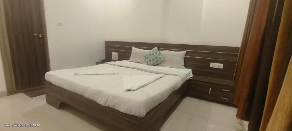 Postel nebo postele na pokoji v ubytování Hotel Matoshree