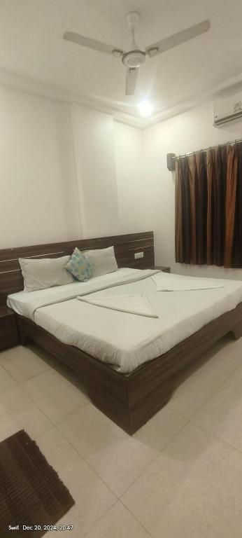 Postel nebo postele na pokoji v ubytování Hotel Matoshree