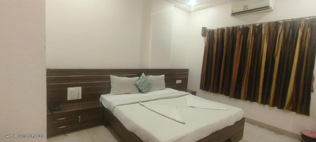 Postel nebo postele na pokoji v ubytování Hotel Matoshree