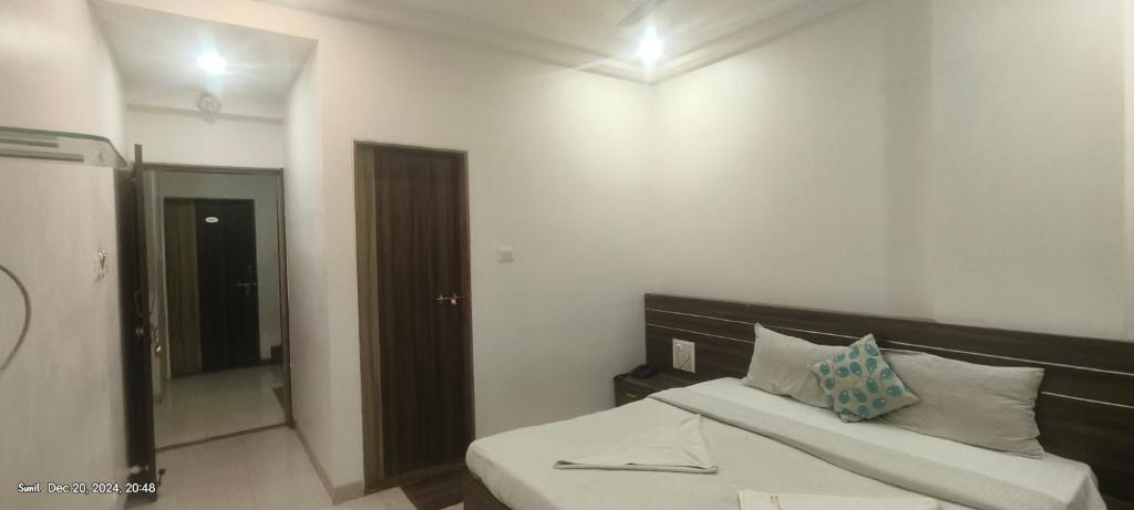 Postel nebo postele na pokoji v ubytování Hotel Matoshree