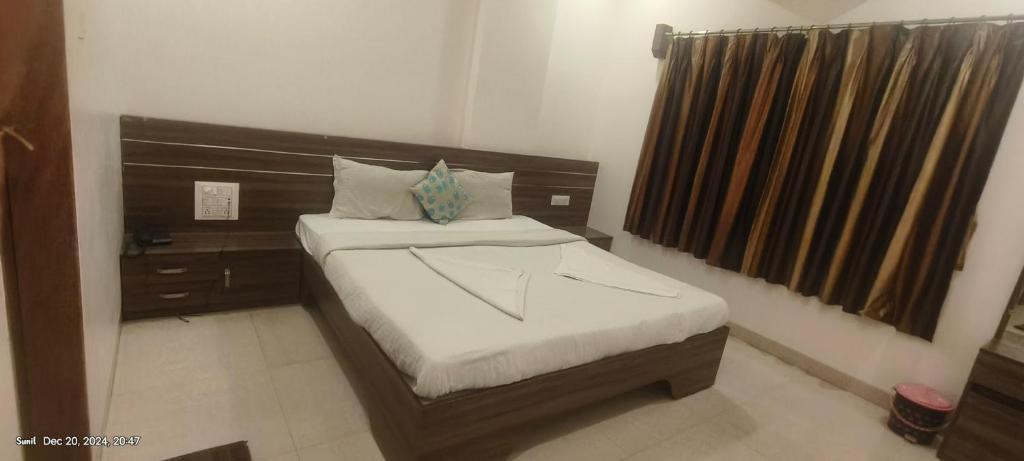 Postel nebo postele na pokoji v ubytování Hotel Matoshree