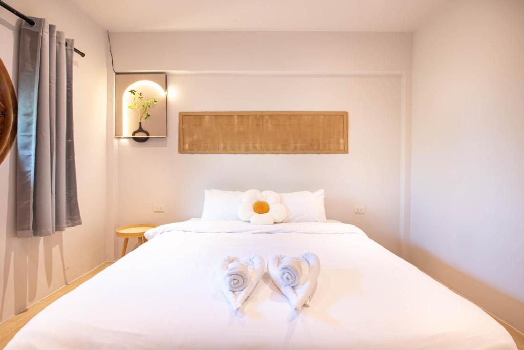 Postel nebo postele na pokoji v ubytování De Beach pool villa เดิน 3 นาทีจากชายหาด