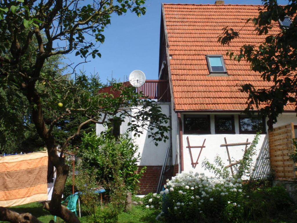 ザスニッツにあるFerienwohnungen Venzの赤屋根の家