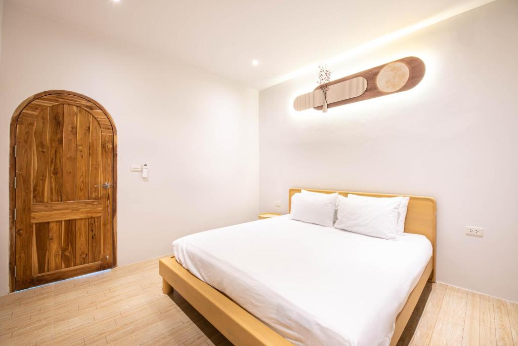 Postel nebo postele na pokoji v ubytování De Beach pool villa เดิน 3 นาทีจากชายหาด