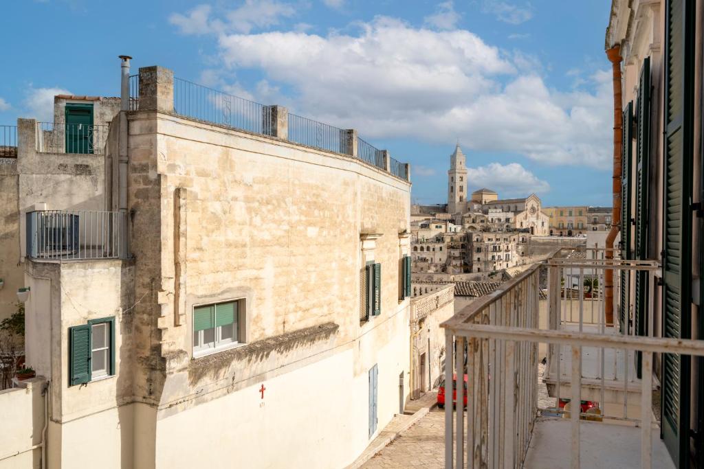 uma vista de uma cidade de uma varanda em Porta San Biagio - rooms & apartments em Matera
