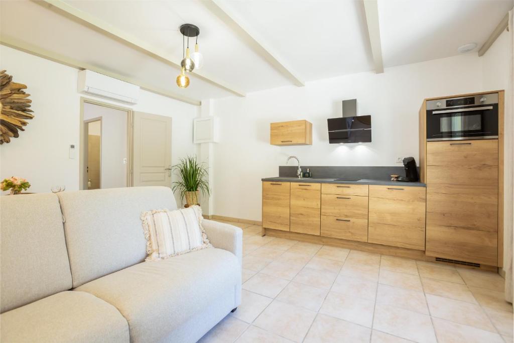 un salon avec un canapé et une cuisine dans l'établissement Domaine De Meyrol - Gite 1, à Eyguières