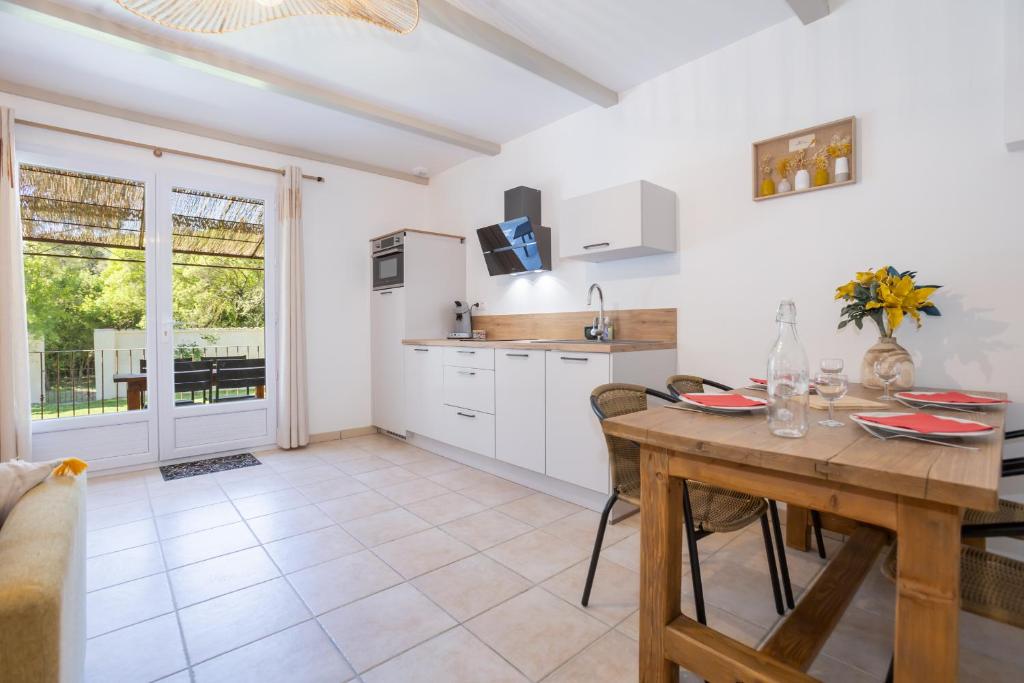 une cuisine avec une table et une salle à manger dans l'établissement Domaine De Meyrol - Gite 2, à Eyguières