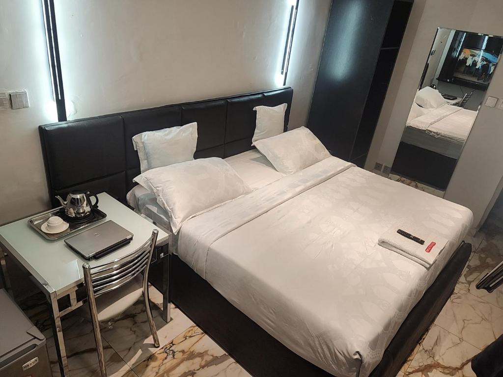 Postel nebo postele na pokoji v ubytování Triple Tee Luxury Hotel & Service Apartments Surulere
