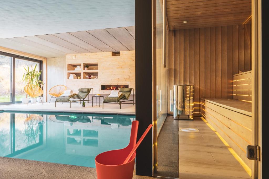 Daft Hotel & Glamping tesisinde veya buraya yakın yüzme havuzu