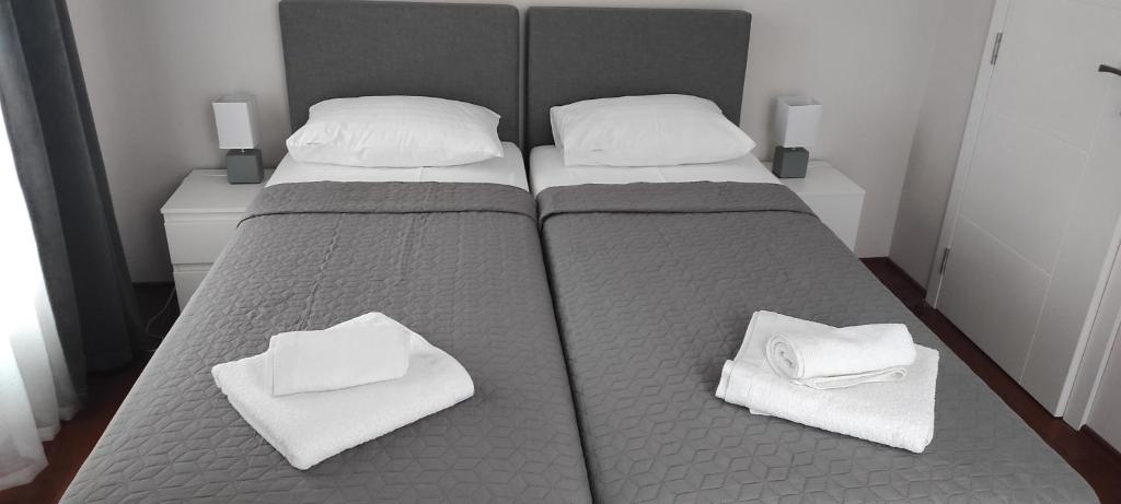 Postel nebo postele na pokoji v ubytování Apartmani METRO