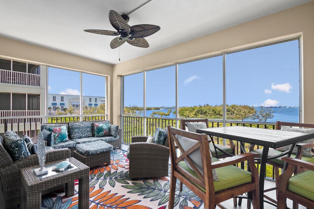 Una sala de estar con vista al mar. en The Sunset Retreat at One Particular Harbour 384-202, en Bradenton