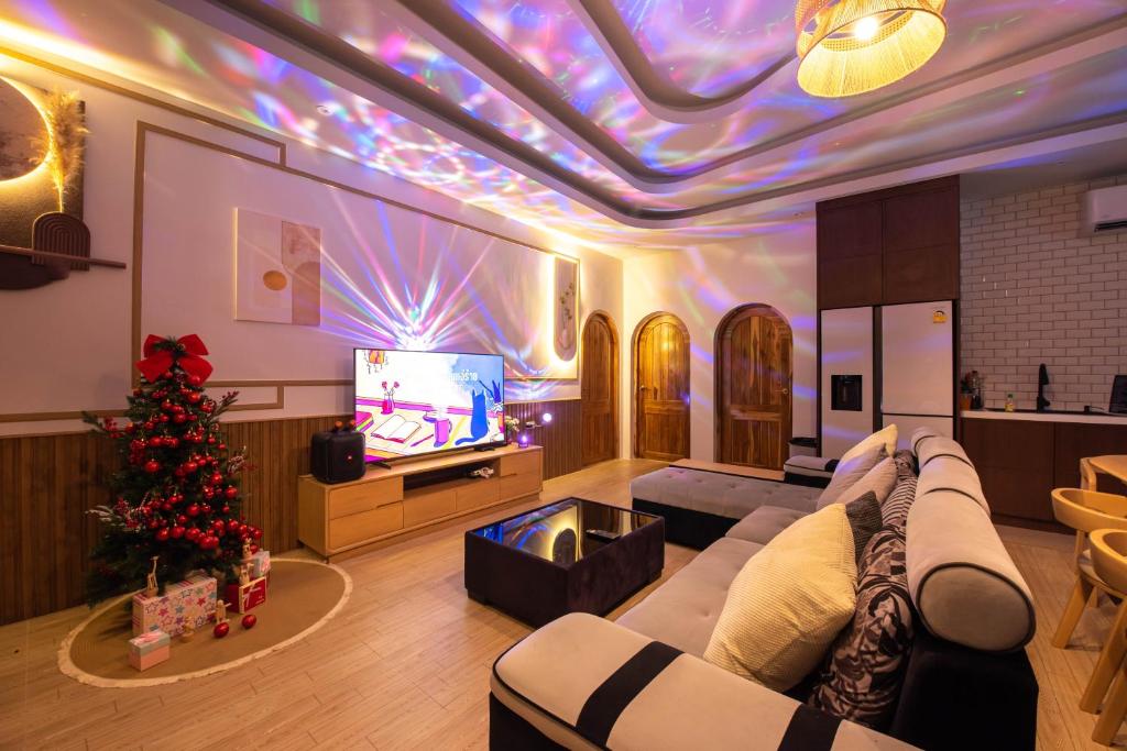 TV a/nebo společenská místnost v ubytování De Beach pool villa เดิน 3 นาทีจากชายหาด