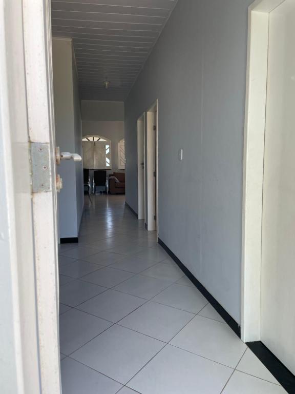 einen leeren Flur mit weißen Böden und weißen Wänden in der Unterkunft Casa de praia No Abais in Praia Da Caueira