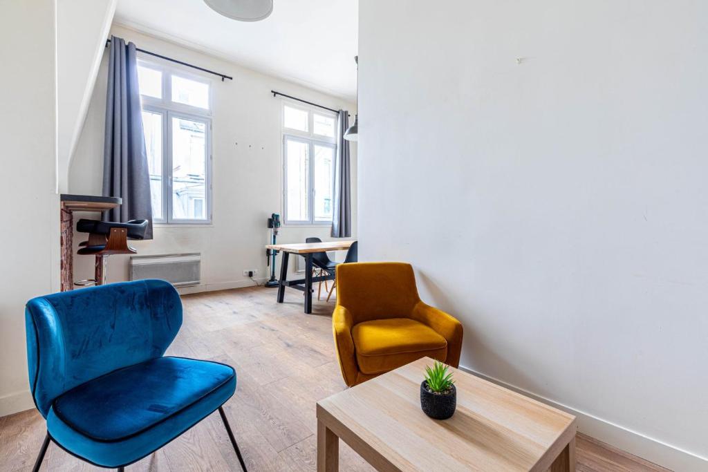 un salon avec deux chaises et une table dans l'établissement GuestReady - Comfortable retreat in the 11th Arr, à Paris