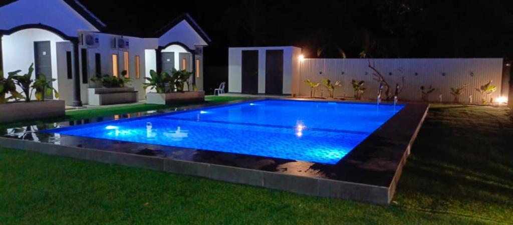 パンタイチェナンにあるWhite Village Pool Chaletの夜の家の前のプール