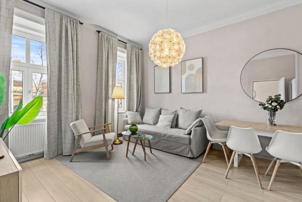 3 Minutes to Metro I At Gürtel I Fast Wifi في فيينا: غرفة معيشة مع أريكة وطاولة