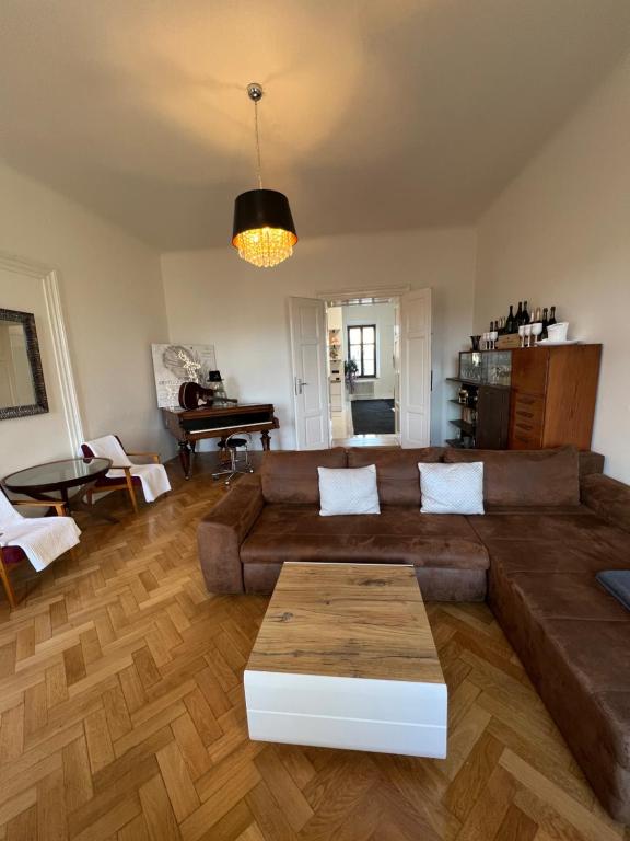 Posezení v ubytování Wenceslas square apartment 150 m2