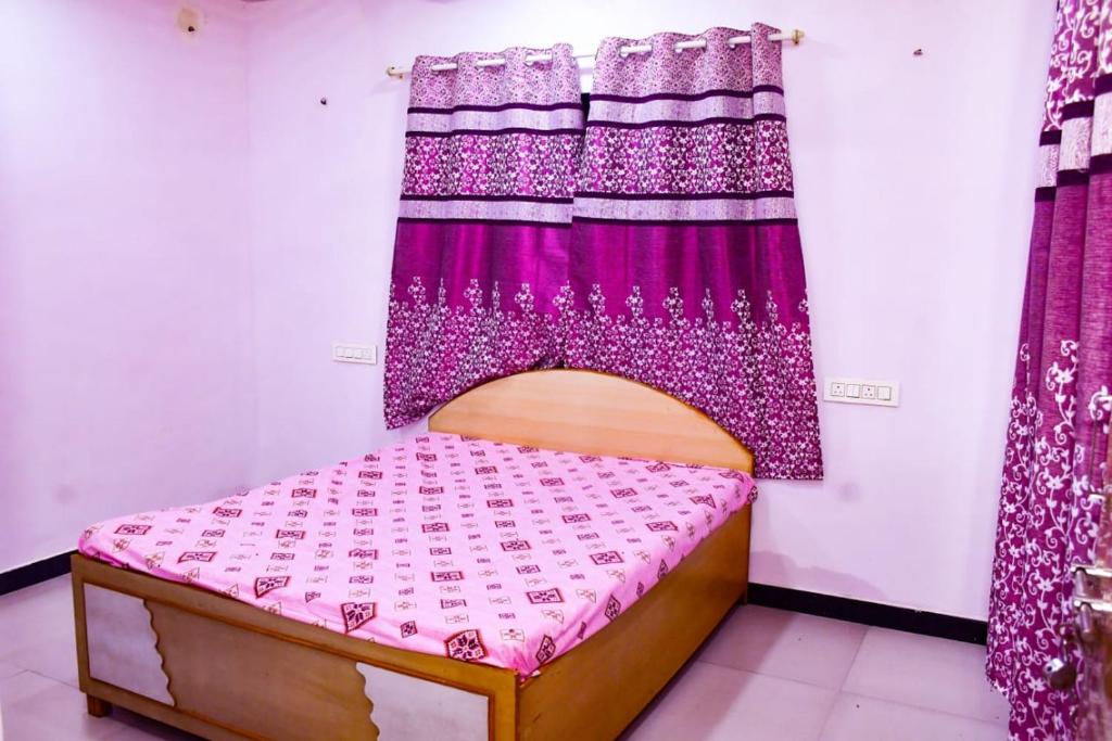 Katil atau katil-katil dalam bilik di Anvi Holidayhome Alibag