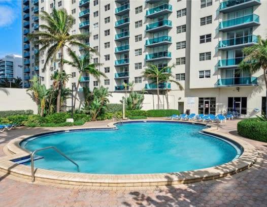 una gran piscina frente a un edificio en Oversized 2-Bedroom on the Ocean, en Hollywood