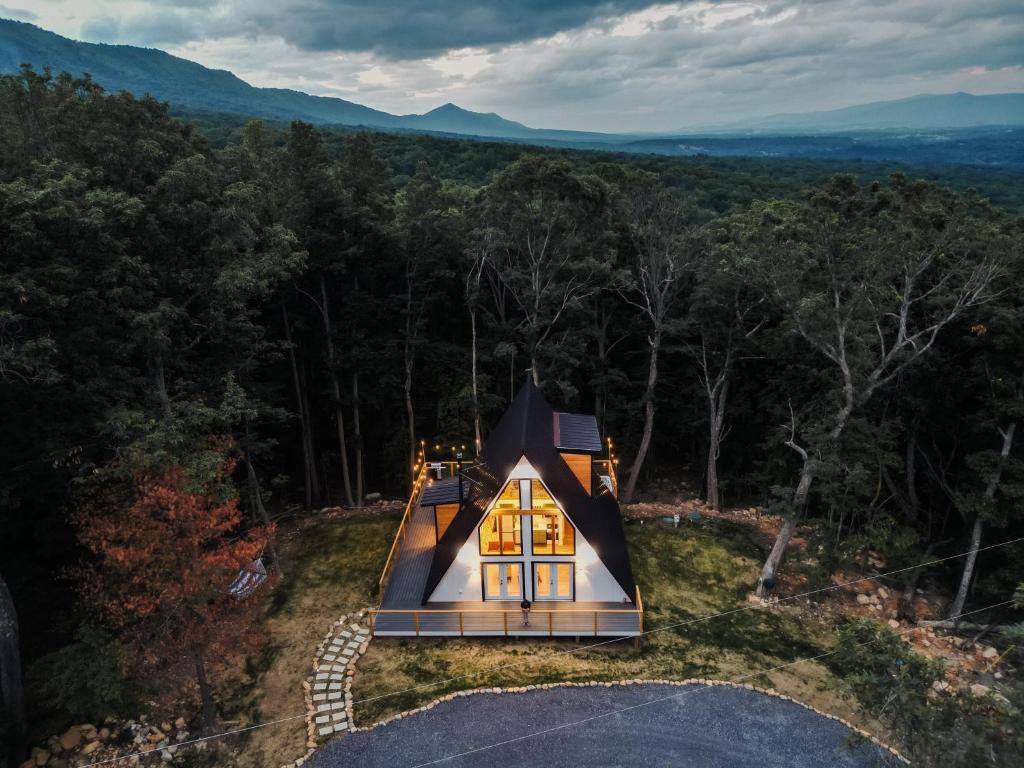 Fotografie z fotogalerie ubytování The Sparrow Luxury A-Frame in the Shenandoah v destinaci Luray