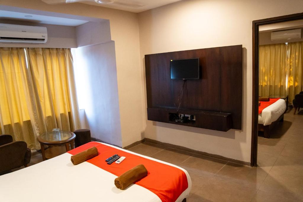 TV a/nebo společenská místnost v ubytování Rivasa Resort & Spa 5 mins to Calangute Beach