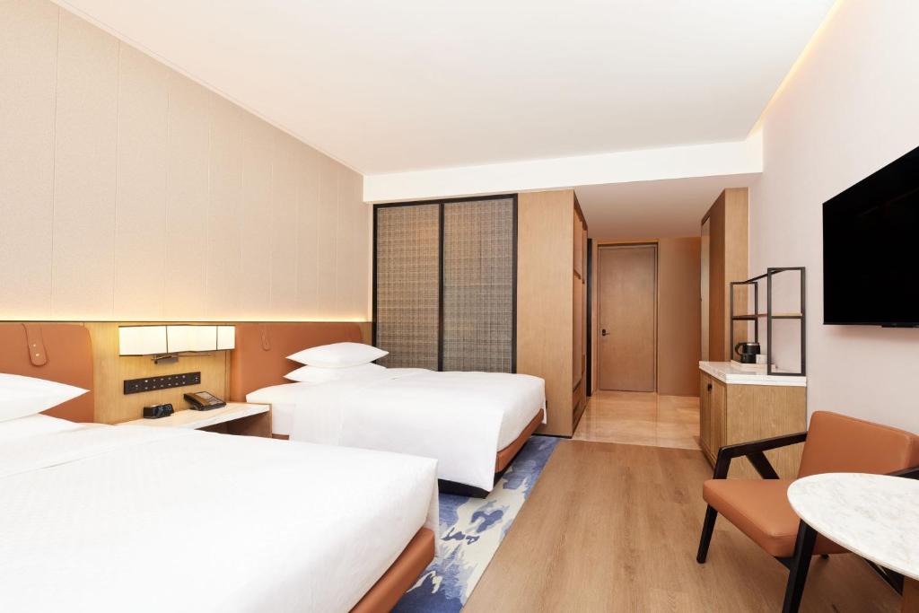 Postel nebo postele na pokoji v ubytování Four Points by Sheraton Dunhuang