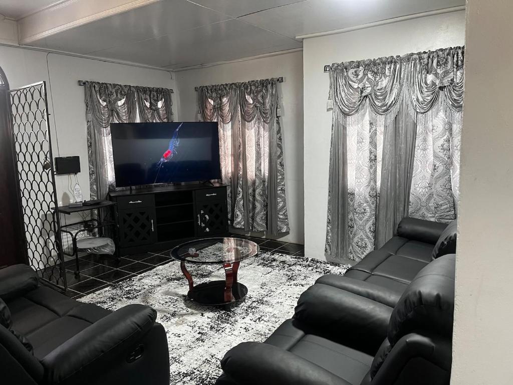 Et tv og/eller underholdning på Modern 3 Bedroom Home In Gated Community