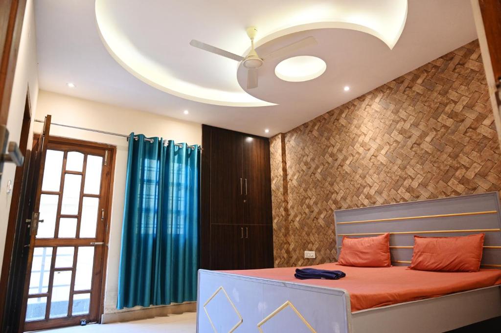 a bedroom with a bed and a ceiling at Castle Inn Oasis Homestay in Dehradun