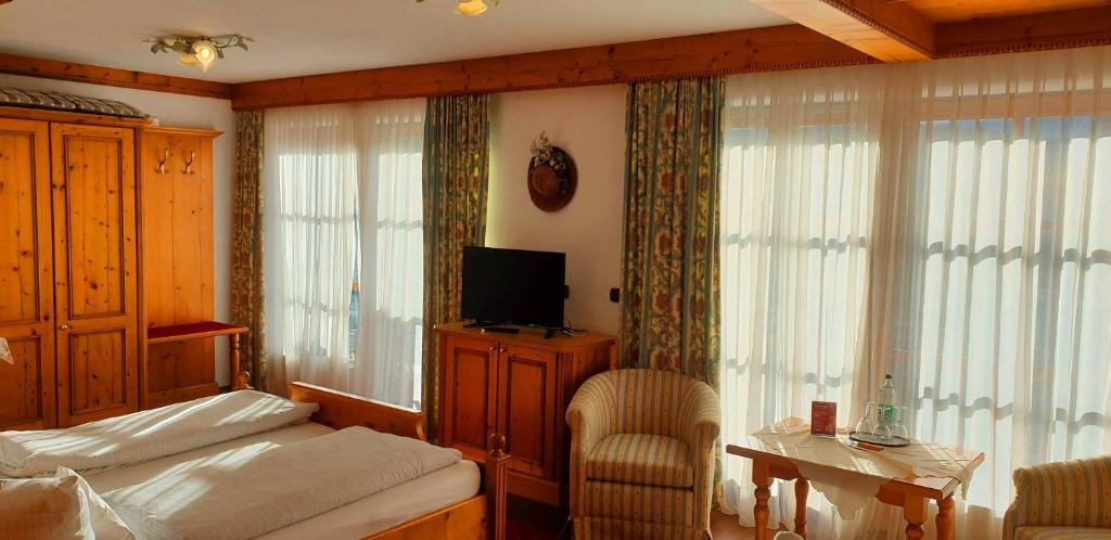 Postel nebo postele na pokoji v ubytování Alpenotel Rosenhof Ruhpolding, Wellness, Chiemgau Karte, Travelingo Bonus Programm