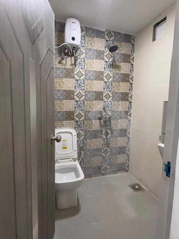 Bilik mandi di Half Orangee with Free Swimming Pool, Next to Vagator Beach-Near to Chapora Fort-Near to Hill Top -Best for Couples-Backpackers, Long stays, Coworking, Day-use with Game zone and summer vacation!!