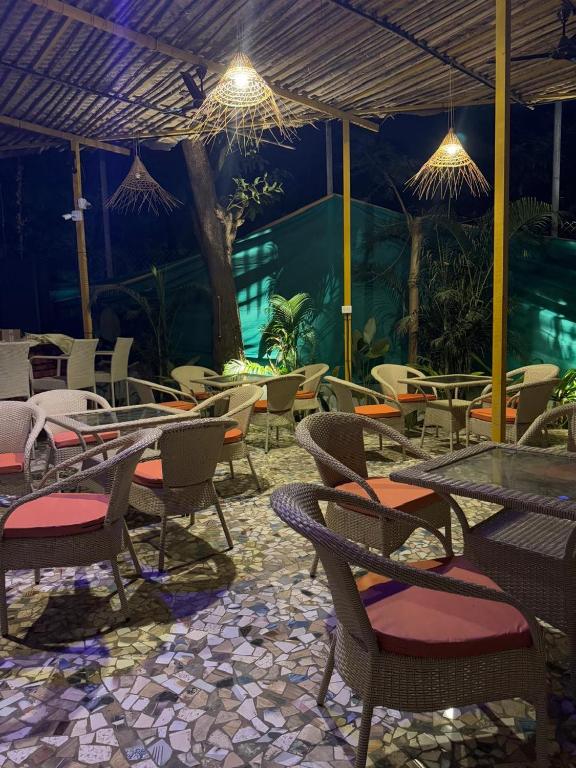 Gambar di galeri bagi Half Orangee with Free Swimming Pool, Next to Vagator Beach-Near to Chapora Fort-Near to Hill Top -Best for Couples-Backpackers, Long stays, Coworking, Day-use with Game zone and summer vacation!! di Vagator