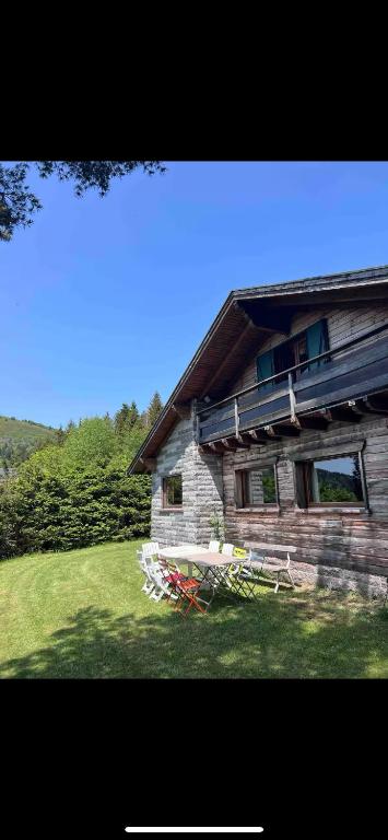 un groupe de chaises assises à l'extérieur d'une maison dans l'établissement Chalet vue panoramique, Gaschney, Vosges, Colmar, à Muhlbach-sur-Munster
