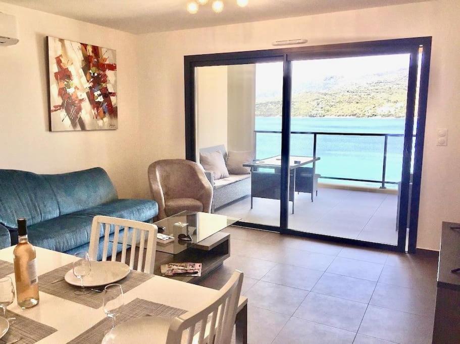 un salon avec un canapé et une table dans l'établissement Superbe T3 front de mer au centre de Propriano, à Propriano