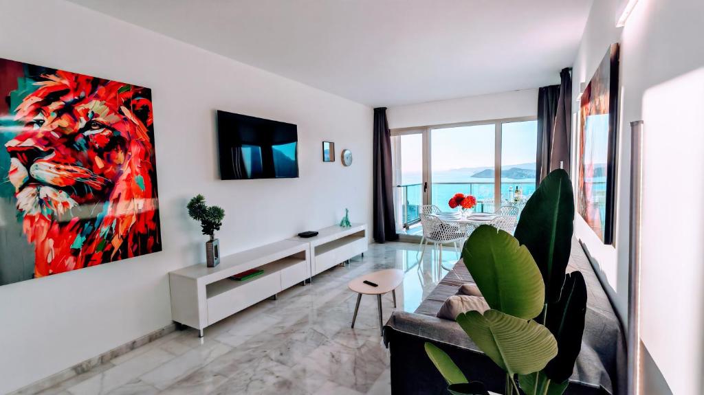 Televízia a/alebo spoločenská miestnosť v ubytovaní Skyline Floor 28 Sea Views