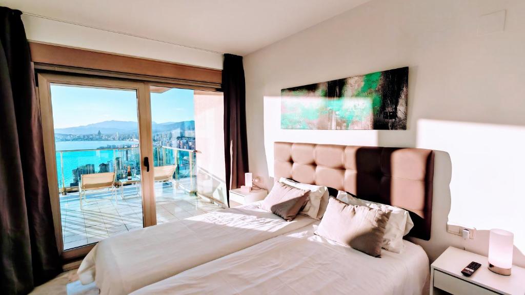 Posteľ alebo postele v izbe v ubytovaní Skyline Floor 28 Sea Views