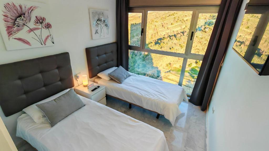 Posteľ alebo postele v izbe v ubytovaní Skyline Floor 28 Sea Views