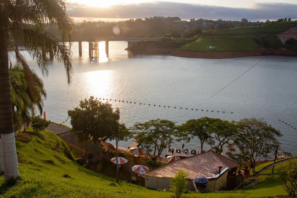 um lago com um monte de patos na água em Pousada Recanto de Igaratá em Igaratá