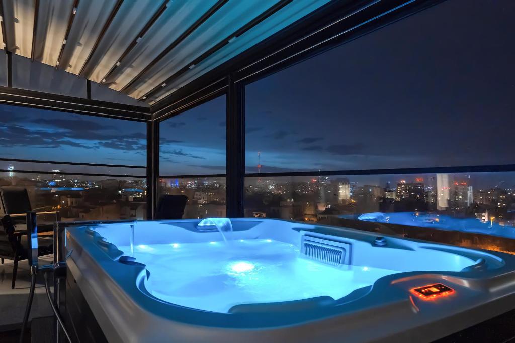 Crown Penthouse - Luxurious, Spa & Vista , by One88 Apartments ...