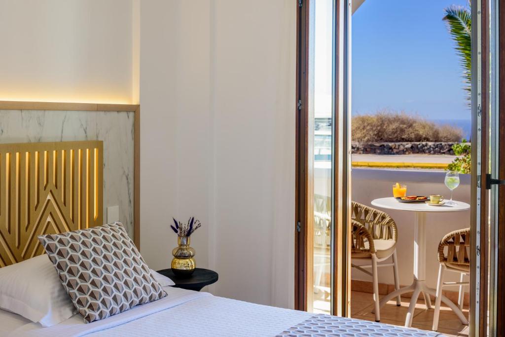 Łóżko lub łóżka w pokoju w obiekcie Astir Thira Hotel