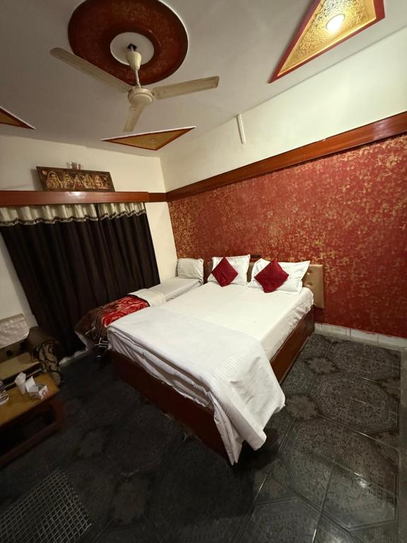 Postel nebo postele na pokoji v ubytování Hotel Satkar Jaisalmer