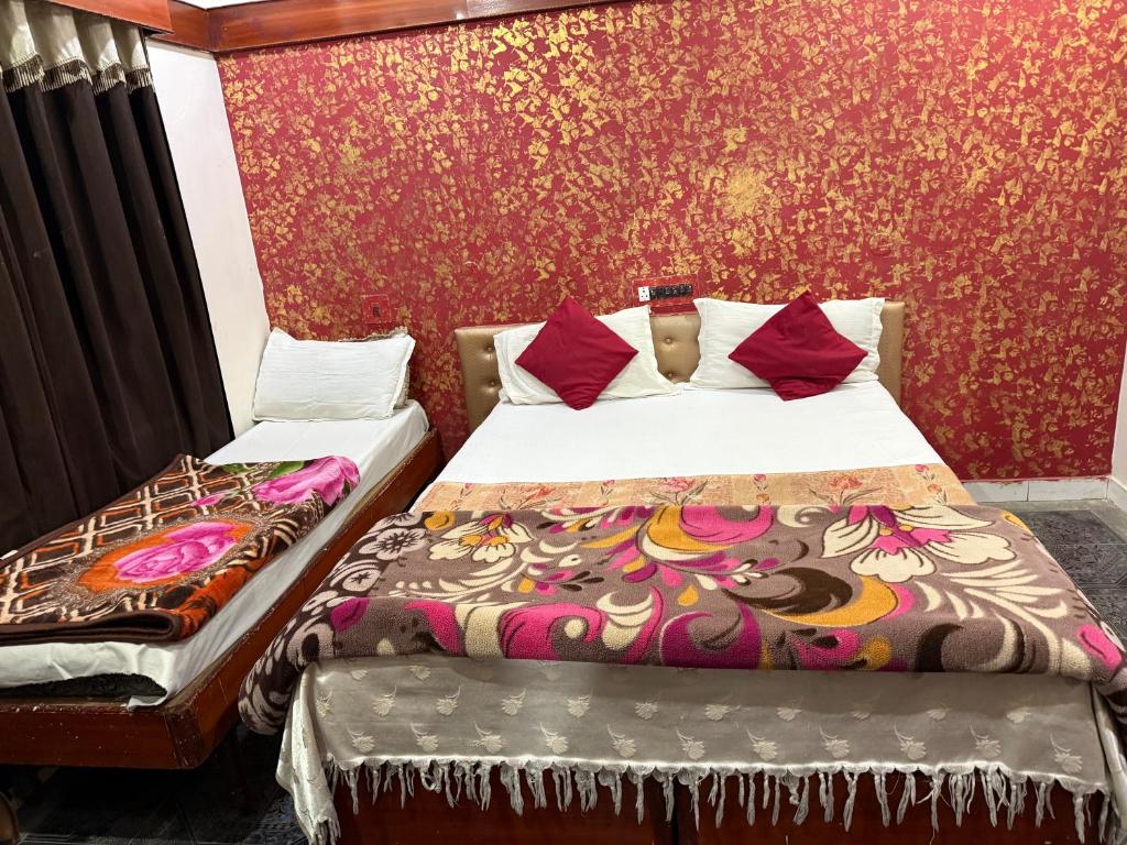 Postel nebo postele na pokoji v ubytování Hotel Satkar Jaisalmer