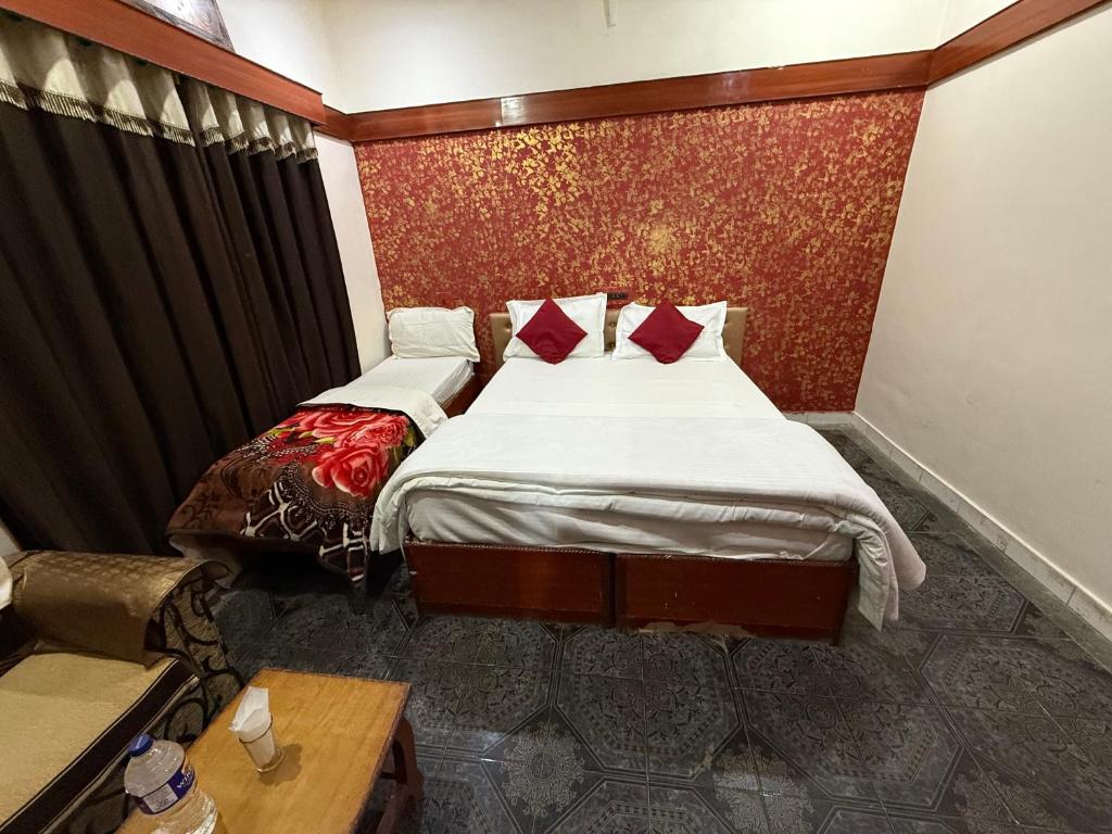 Postel nebo postele na pokoji v ubytování Hotel Satkar Jaisalmer