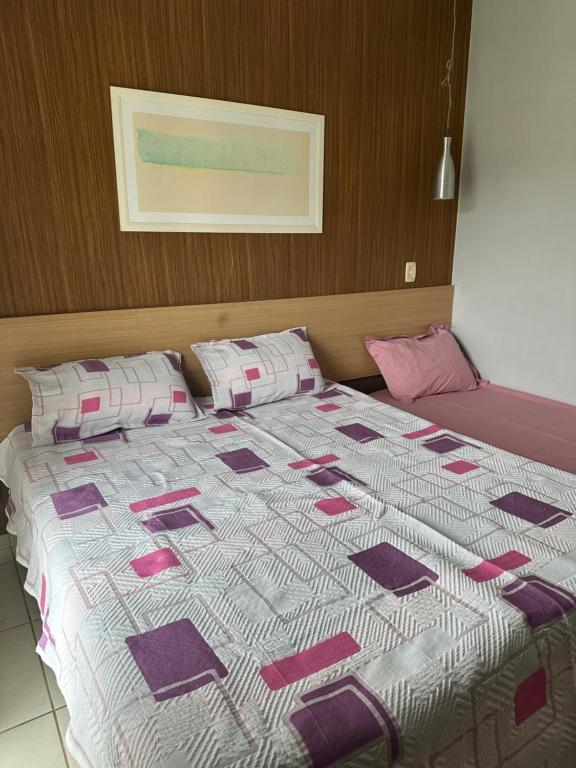 バラ・ド・ピライにあるApartamento Flat 204 Condomínio Villageのベッドルームに掛け布団付きのベッド1台