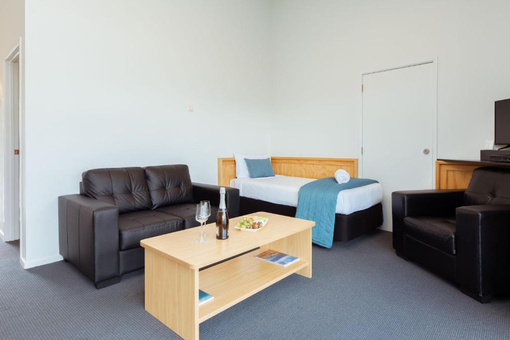 Posezení v ubytování Clearbrook Motel & Serviced Apartments