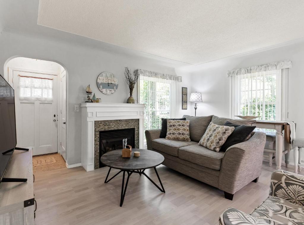 Posezení v ubytování Peaceful Pastel - Cheerful Cottage Close to Pere Marquette and Muskegon Lake - Pet Friendly